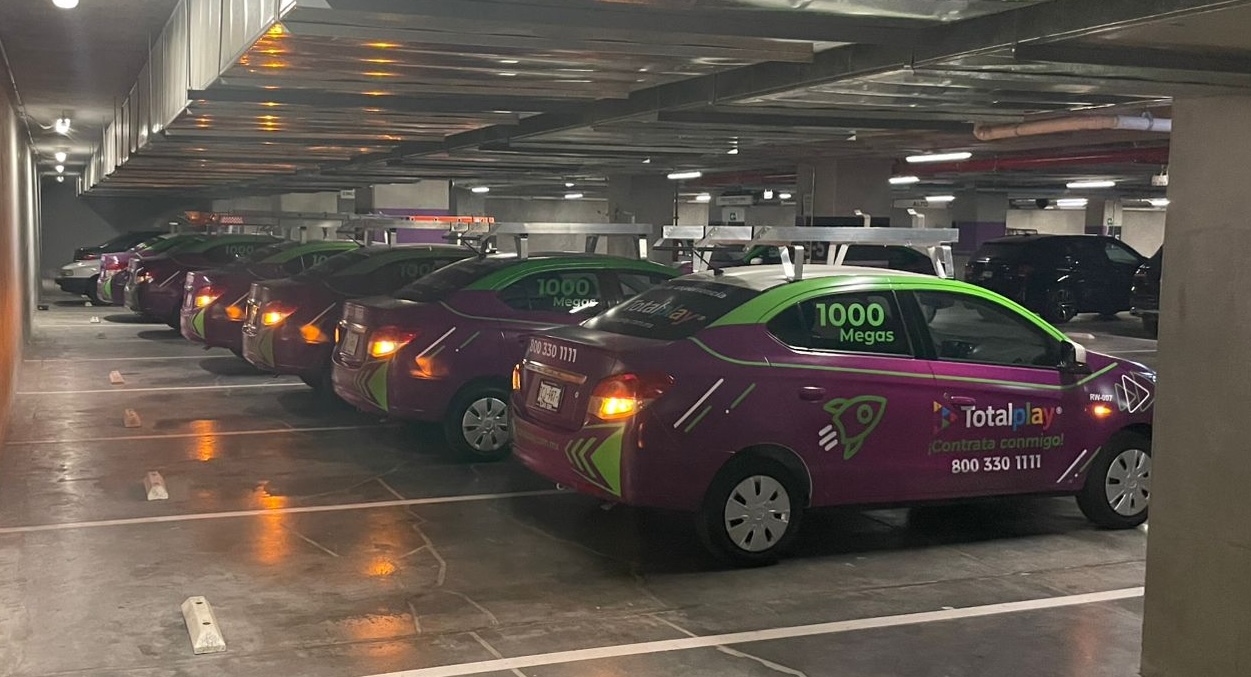 Técnico certificado con unidad equipada y escala para instalaciones en altura